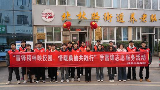 敬老院门口合影(1)